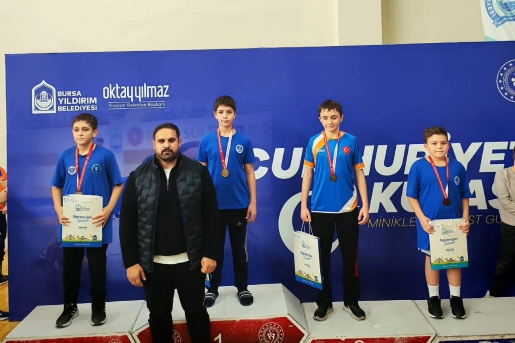 Bursada Güreşçilerimizden Madalya Yağmuru
