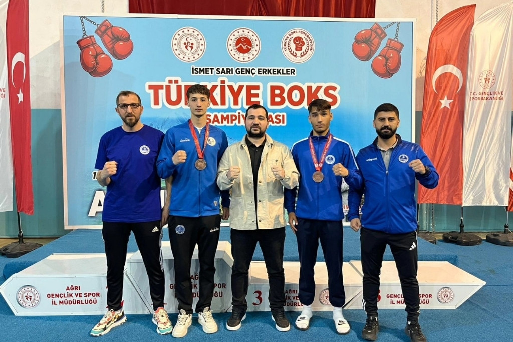 Genç Boksörlerimiz Kürsüde