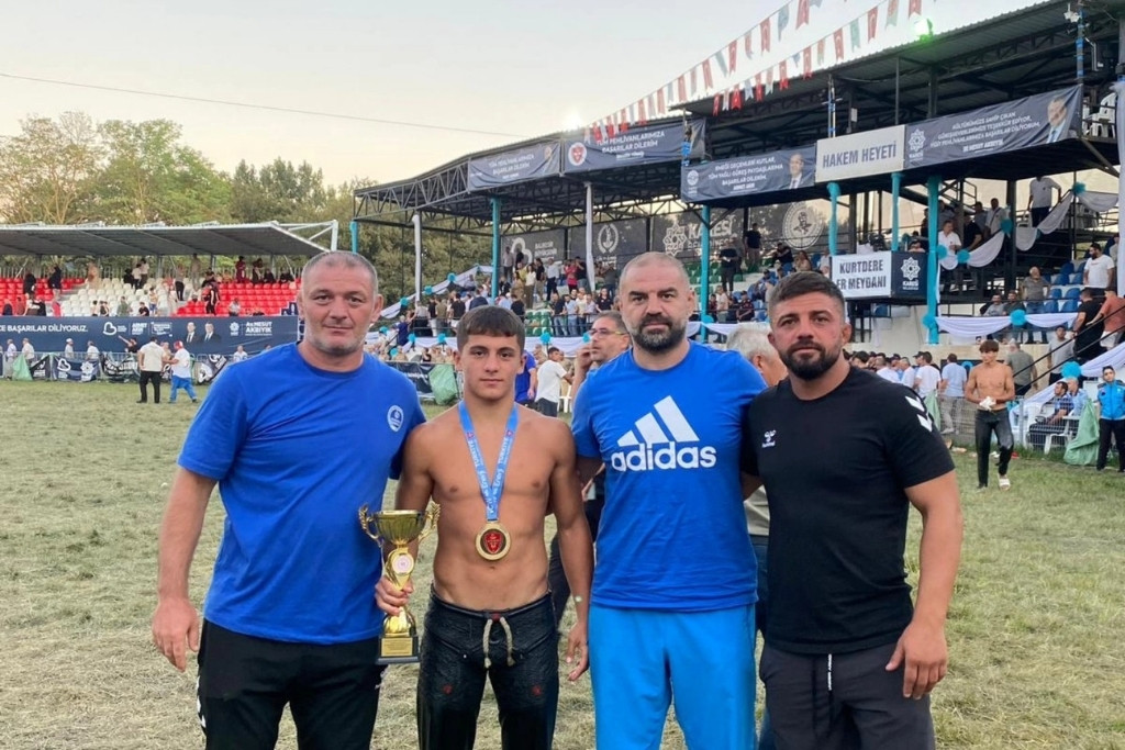 Salih Yıldız Kurtdereli Güreşlerinde Kürsünün Zirvesinde